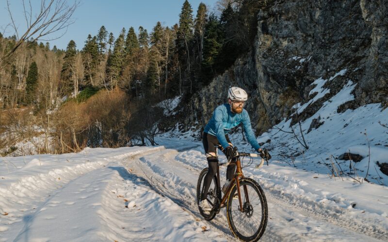 Hur man Klär sig för Vintercykling: Din Guide till Cykelkläder i Kallt Väder